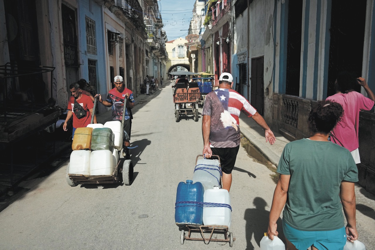 Vecinos de La Habana llevan a casa bidones de agua potable. © Ramon Espinosa/AP Photo/LaPresse